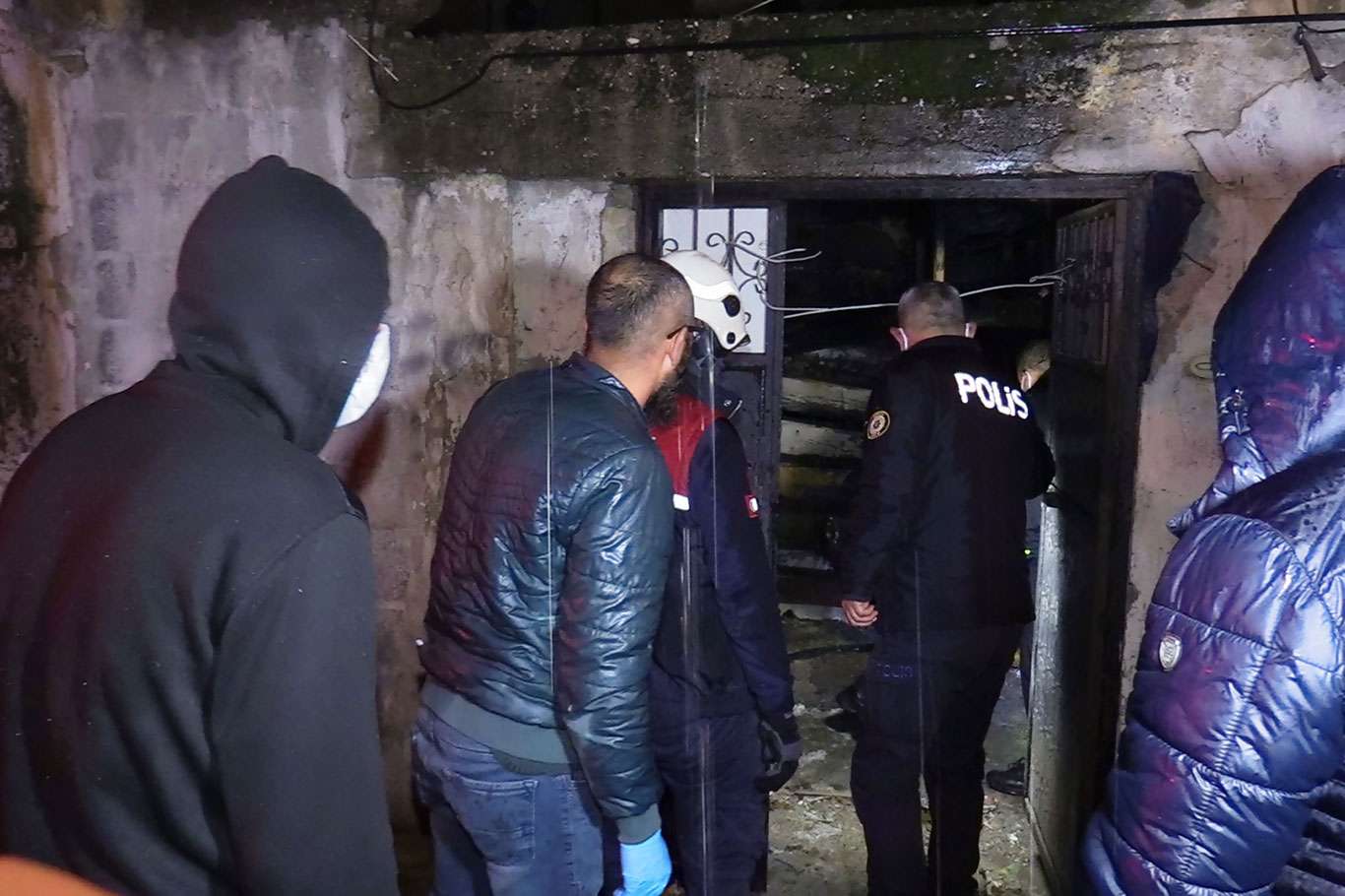 Metruk evde çıkan yangında bir kişi hayatını kaybetti